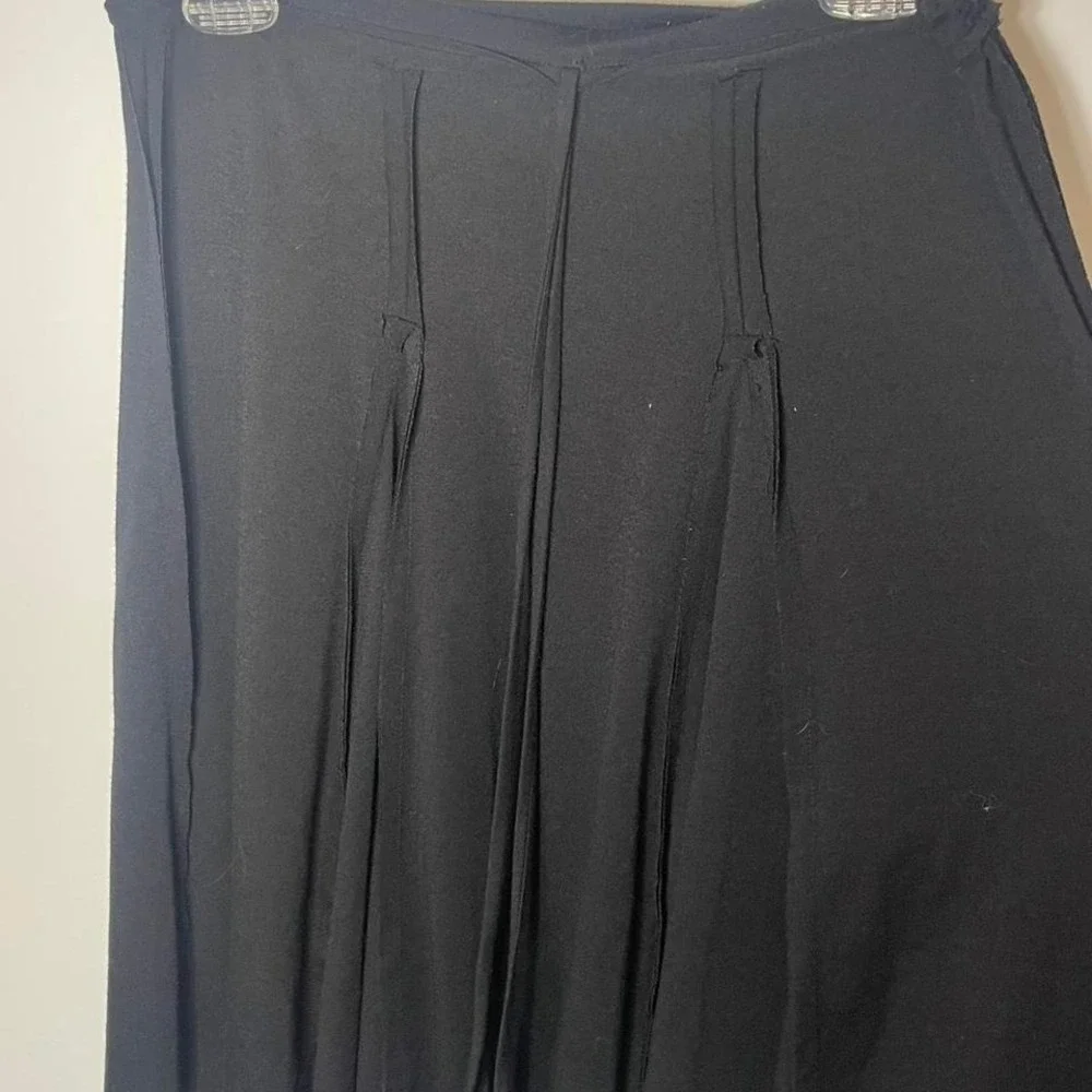 vintage paper tag Black pleated midi skirt with elastic waistband - Picture 4 of 7